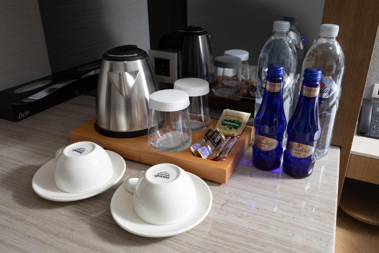 Bentley Hotel Old City-Special Class İstanbul Dış mekan fotoğraf Bottled water in a hotel room