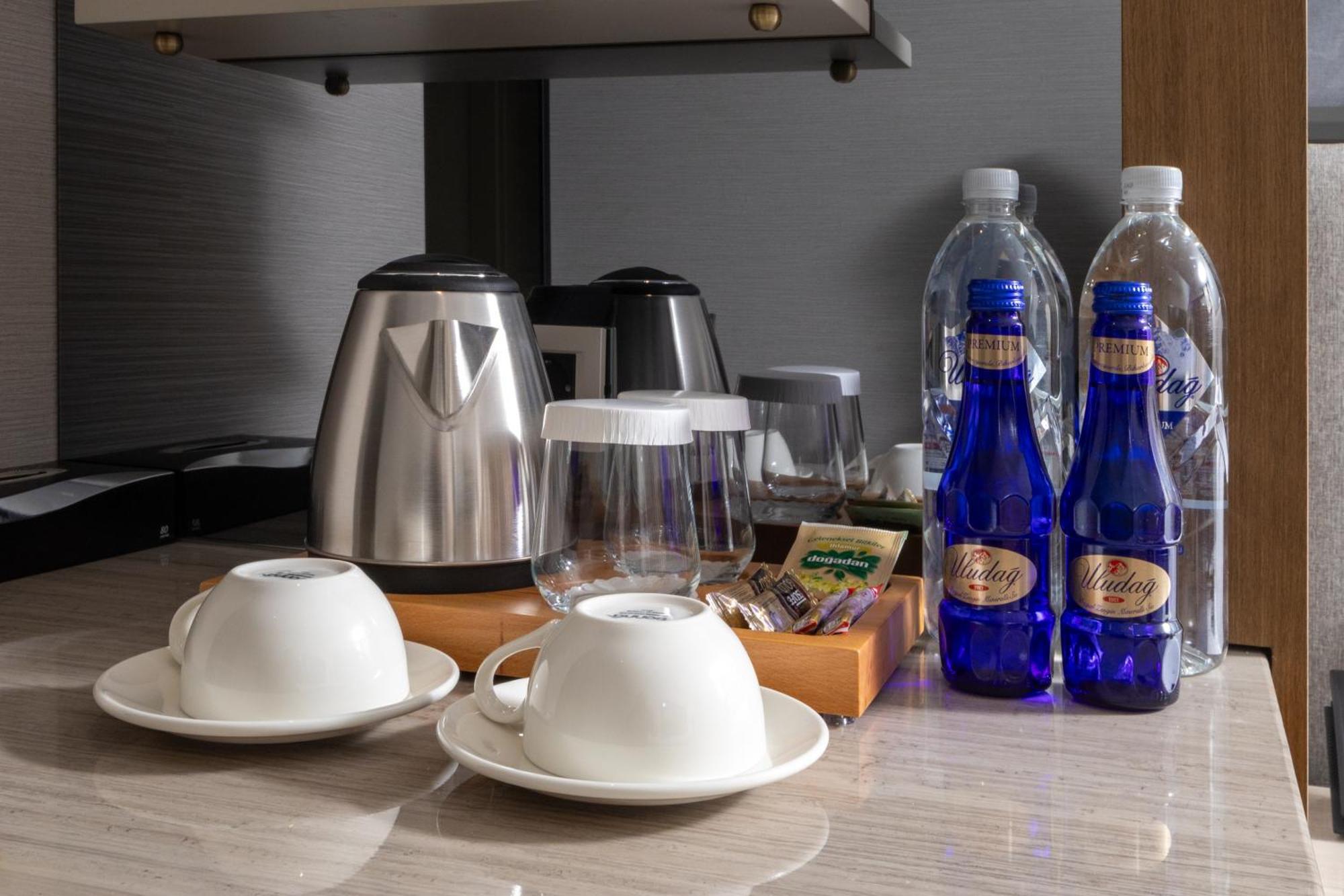 Bentley Hotel Old City-Special Class İstanbul Dış mekan fotoğraf Bottled water in a hotel room
